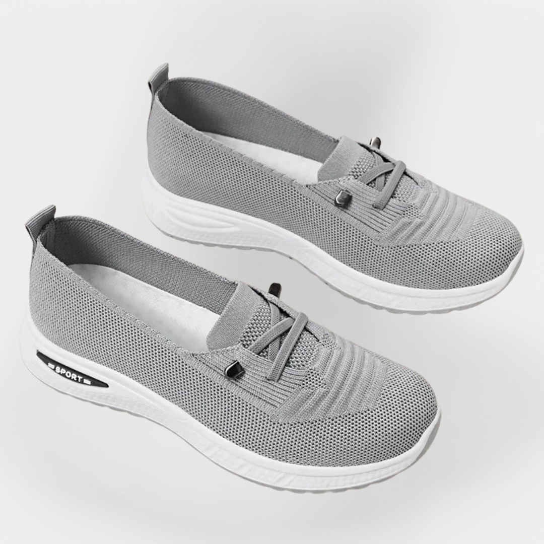 Buty sportowe z lekkiego materiału i elastyczną podeszwą