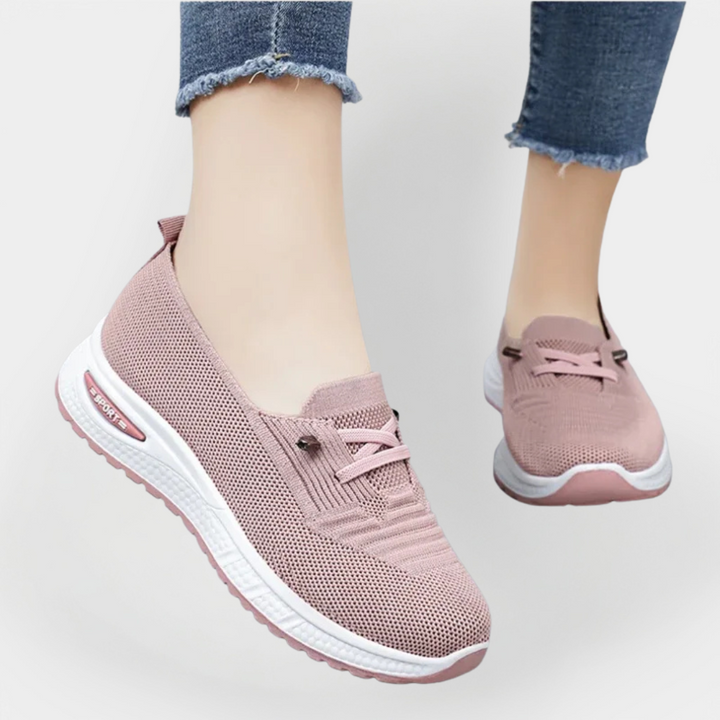 Buty sportowe z lekkiego materiału i elastyczną podeszwą
