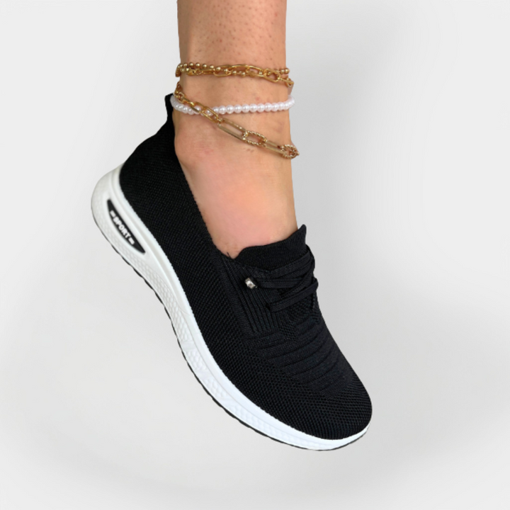 Buty sportowe z lekkiego materiału i elastyczną podeszwą