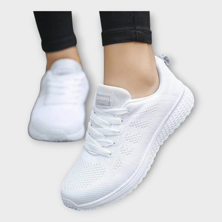 Buty sportowe z górną warstwą z siateczki i antypoślizgową podeszwą
