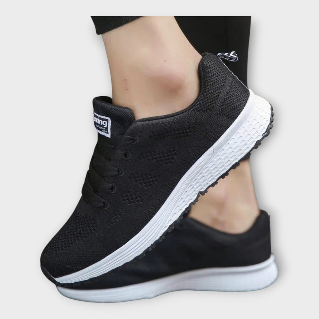 Buty sportowe z górną warstwą z siateczki i antypoślizgową podeszwą