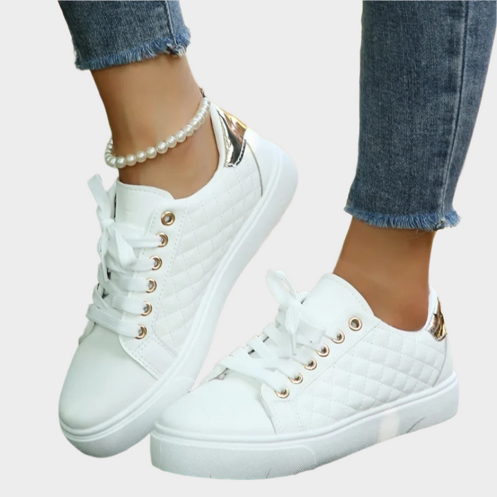 Nowoczesne buty sportowe z detalami i teksturowanym designem
