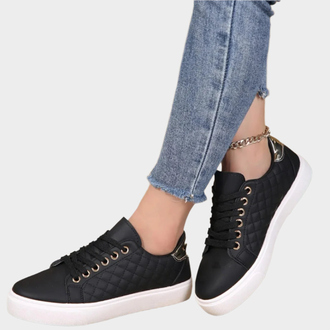 Nowoczesne buty sportowe z detalami i teksturowanym designem