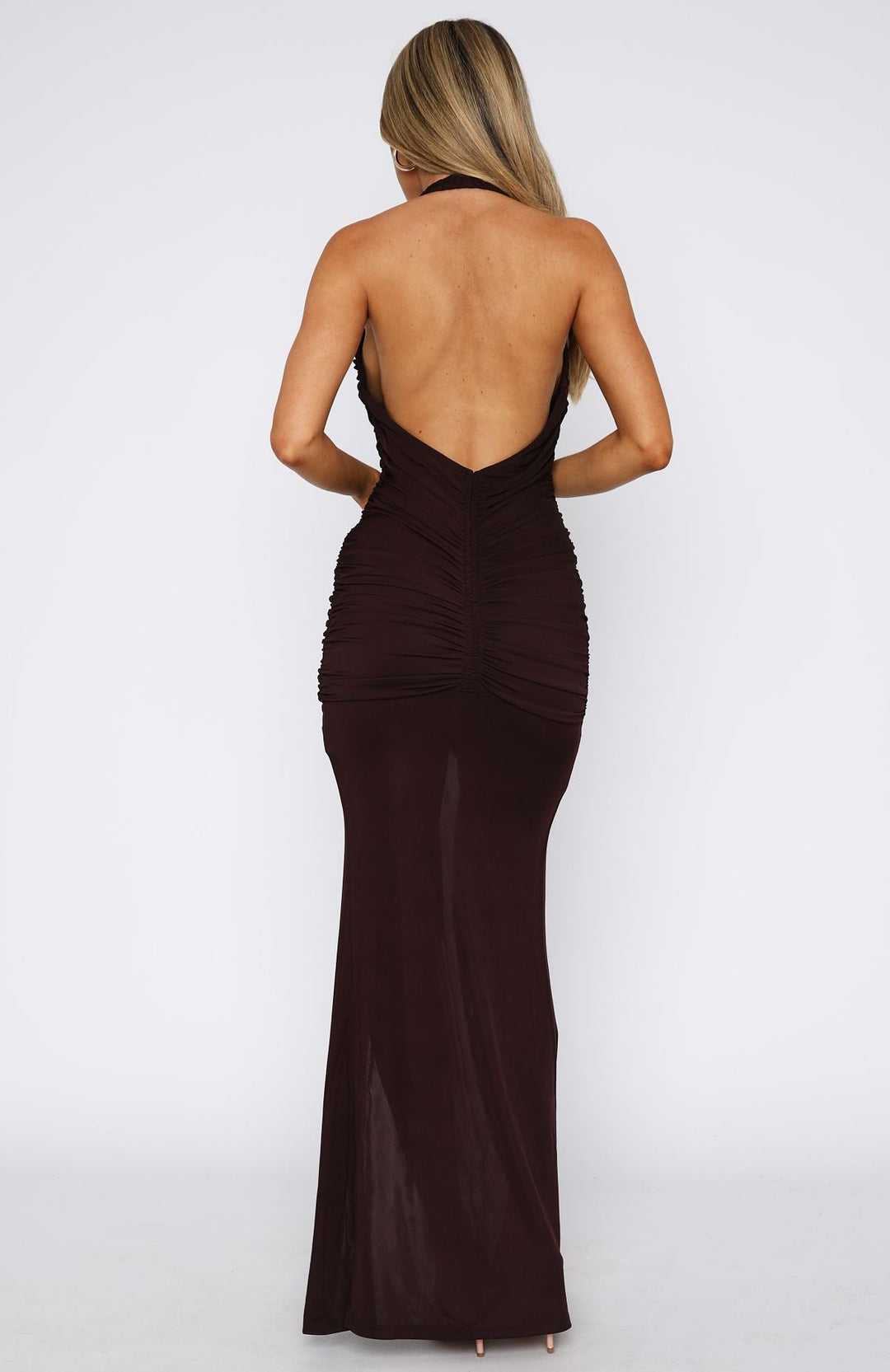 Freya – Elegancka Sukienka Maxi z Dekoltem i Plisowaną Spódnicą