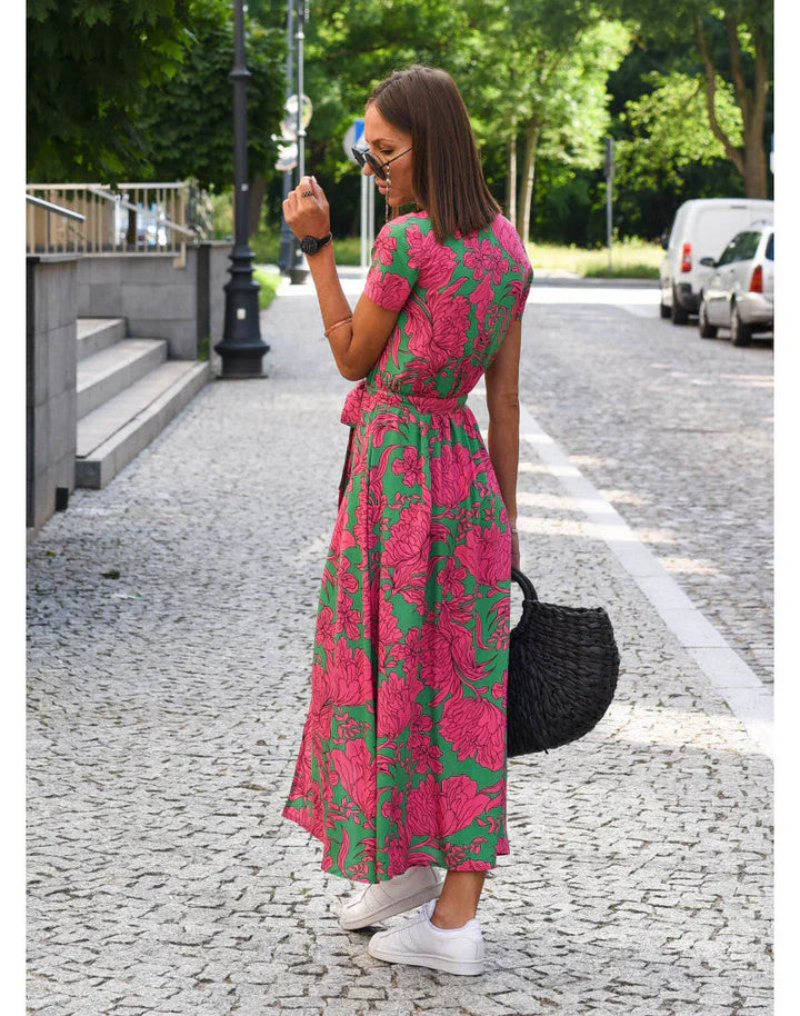 Julia - Elegancka sukienka z dekoltem w kształcie V i krojem modelującym sylwetkę.