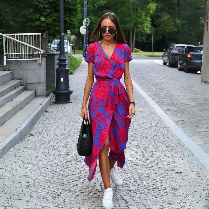 Julia - Elegancka sukienka z dekoltem w kształcie V i krojem modelującym sylwetkę.