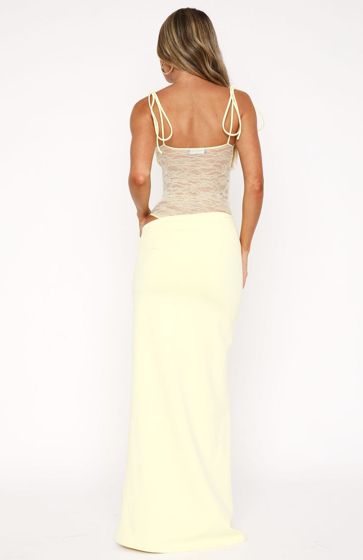 Darla – Elegancka Sukienka Maxi z Koronką i Dopasowanym Fasonem