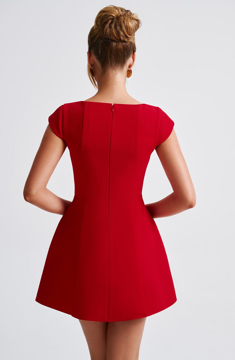 Avenel – Elegancka Mini Sukienka Damska z Kwadratowym Dekoltem