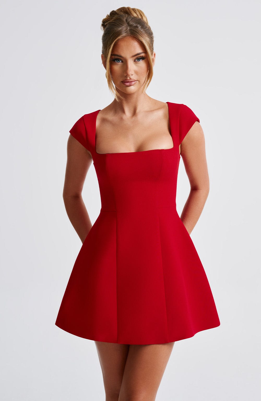 Avenel – Elegancka Mini Sukienka Damska z Kwadratowym Dekoltem