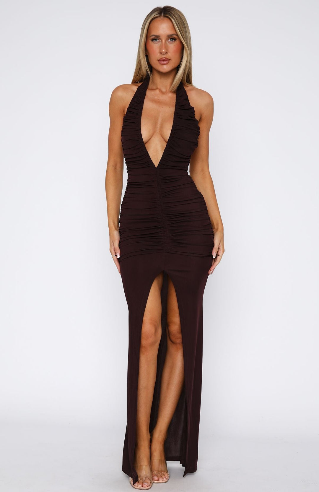 Freya – Elegancka Sukienka Maxi z Dekoltem i Plisowaną Spódnicą